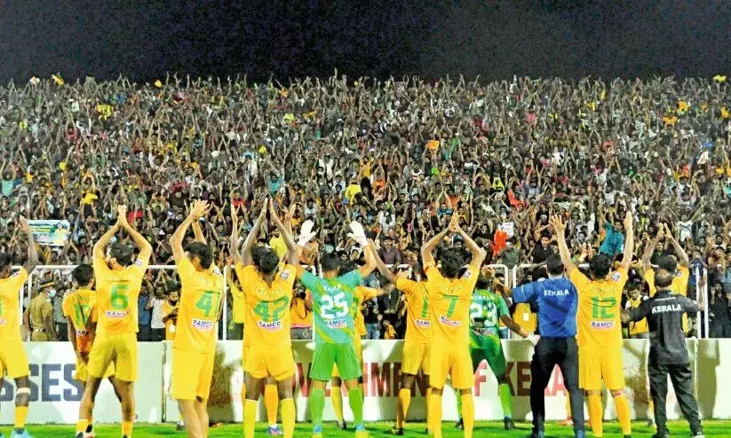 മഞ്ചേരിയിലെ സന്തോഷ് ട്രോഫി ഫൈനൽ: ടിക്കറ്റെടുത്തിട്ടും കളി കാണാനാവാത്തവർക്ക് 10,000 രൂപ നഷ്ടപരിഹാരം