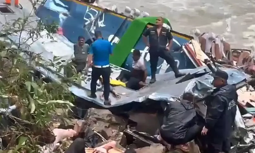 40 ഇന്ത്യക്കാരുമായി പോയ ബസ് നേപ്പാളിൽ പുഴയിലേക്ക് മറിഞ്ഞു; 14 മരണം 40 ഇന്ത്യക്കാരുമായി പോയ ബസ് നേപ്പാളിൽ പുഴയിലേക്ക് മറിഞ്ഞു; 14 മരണം