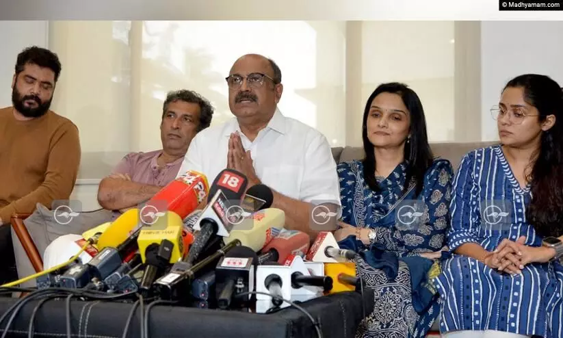 പുകമറ സൃഷ്ടിച്ച് കുറ്റവാളികളല്ലാത്തവരെ നാണം കെടുത്തരുത്; ലൈംഗികാതിക്രമമല്ല, പ്രതിഫലം കൃത്യമായി കിട്ടാത്തതാണ് സിനിമ മേഖലയിലെ പ്രധാന പ്രശ്നം -‘അമ്മ’ പുകമറ സൃഷ്ടിച്ച് കുറ്റവാളികളല്ലാത്തവരെ നാണം കെടുത്തരുത്; ലൈംഗികാതിക്രമമല്ല, പ്രതിഫലം കൃത്യമായി കിട്ടാത്തതാണ് സിനിമ മേഖലയിലെ പ്രധാന പ്രശ്നം -‘അമ്മ’