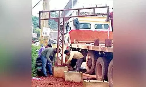 The bus waiting center is demolished