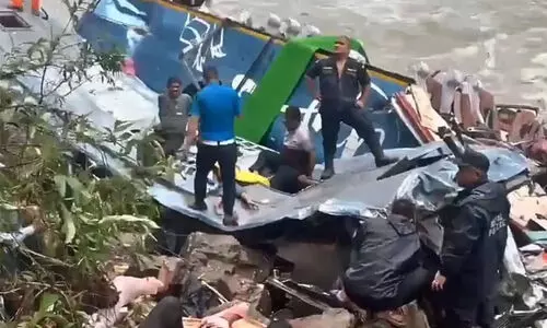 40 ഇന്ത്യക്കാരുമായി പോയ ബസ് നേപ്പാളിൽ പുഴയിലേക്ക് മറിഞ്ഞു; 14 മരണം