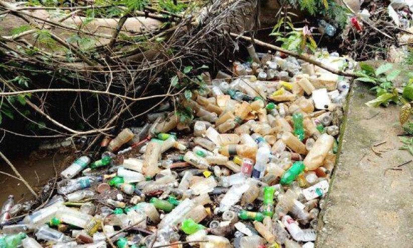 കോർപറേഷൻ ശുചീകരണ തൊഴിലാളികളുടെ മൂക്കിൻതുമ്പിൽ മാലിന്യക്കൂമ്പാരം കോർപറേഷൻ ശുചീകരണ തൊഴിലാളികളുടെ മൂക്കിൻതുമ്പിൽ മാലിന്യക്കൂമ്പാരം