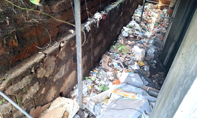 അലക്ഷ്യമായി മാലിന്യം തള്ളി; ആശുപത്രിക്ക് 30,000 പിഴ അലക്ഷ്യമായി മാലിന്യം തള്ളി; ആശുപത്രിക്ക് 30,000 പിഴ