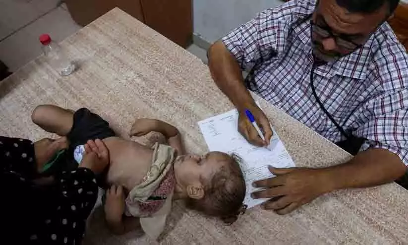 പോളിയോ ബാധിച്ച് ശരീരം തളർന്ന് 10 മാസം പ്രായമുള്ള കുഞ്ഞ്; ഗസ്സയിലെ മാനുഷിക ദുരിതം സങ്കീർണമാകുമെന്ന് യു.എൻ മുന്നറിയിപ്പ് പോളിയോ ബാധിച്ച് ശരീരം തളർന്ന് 10 മാസം പ്രായമുള്ള കുഞ്ഞ്; ഗസ്സയിലെ മാനുഷിക ദുരിതം സങ്കീർണമാകുമെന്ന് യു.എൻ മുന്നറിയിപ്പ്