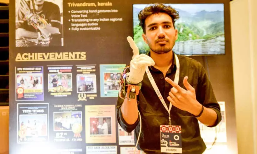 റോ​ബോ​ട്ടി​ക്സ്​ റൗ​ണ്ട്​ ടേ​ബി​ൾ എ​ക്സി​ബി​ഷ​ൻ സ്റ്റാ​ളി​ൽ ആം​ഗ്യ​ത്തി​ലൂ​ടെ വാ​ക്കു​ക​ൾ പ​റ​യു​ന്ന ഉ​പ​ക​ര​ണ​വു​മാ​യി എ. ​വി​മു​ൻ
