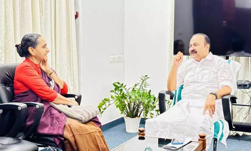 ‘‘ശാ​സ്ത്രലോ​കം കു​റെ​ക്കൂ​ടി   സു​താ​ര്യ​മാ​യി കാ​ര്യ​ങ്ങ​ള്‍  സം​സാ​രി​ക്ക​ണം’’