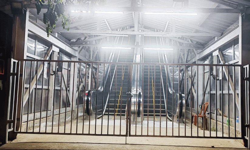 യന്ത്രക്കോണി പ്രവർത്തിക്കുന്നില്ല; രാത്രിയാത്ര ദുരിതം