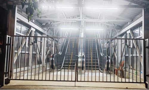 യന്ത്രക്കോണി പ്രവർത്തിക്കുന്നില്ല; രാത്രിയാത്ര ദുരിതം