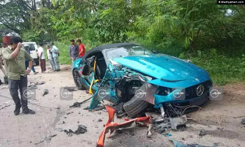 ടെസ്റ്റ് ഡ്രൈവിനിടെ ബെൻസ് കാറുകൾ കൂട്ടിയിടിച്ചു; നാലുപേർക്ക് പരിക്ക്