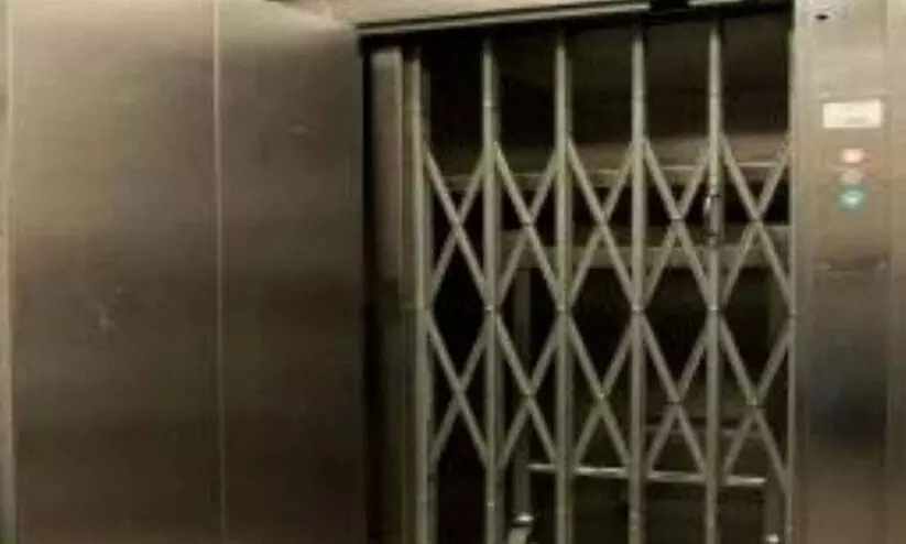 സ​ർ​വി​സ് ലി​ഫ്റ്റ് പൊ​ട്ടി​വീ​ണ് ഹൈ​പ്പ​ർ മാ​ർ​ക്ക​റ്റ് തൊ​ഴി​ലാ​ളി മ​രി​ച്ചു