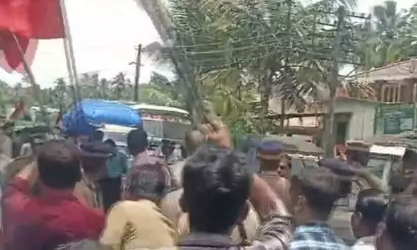 ‘കൈയും വെട്ടും കാലും വെട്ടും വേണ്ടിവന്നാൽ തലയും വെട്ടും’; യു.ഡി.എഫിനെതിരെ കൊലവിളിയുമായി സി.പി.എം ‘കൈയും വെട്ടും കാലും വെട്ടും വേണ്ടിവന്നാൽ തലയും വെട്ടും’; യു.ഡി.എഫിനെതിരെ കൊലവിളിയുമായി സി.പി.എം