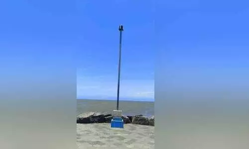 പുലിമുട്ടിൽ സ്ഥാപിച്ച നാവിഗേഷൻ ലൈറ്റ് വീണ്ടും മിഴിയടഞ്ഞു