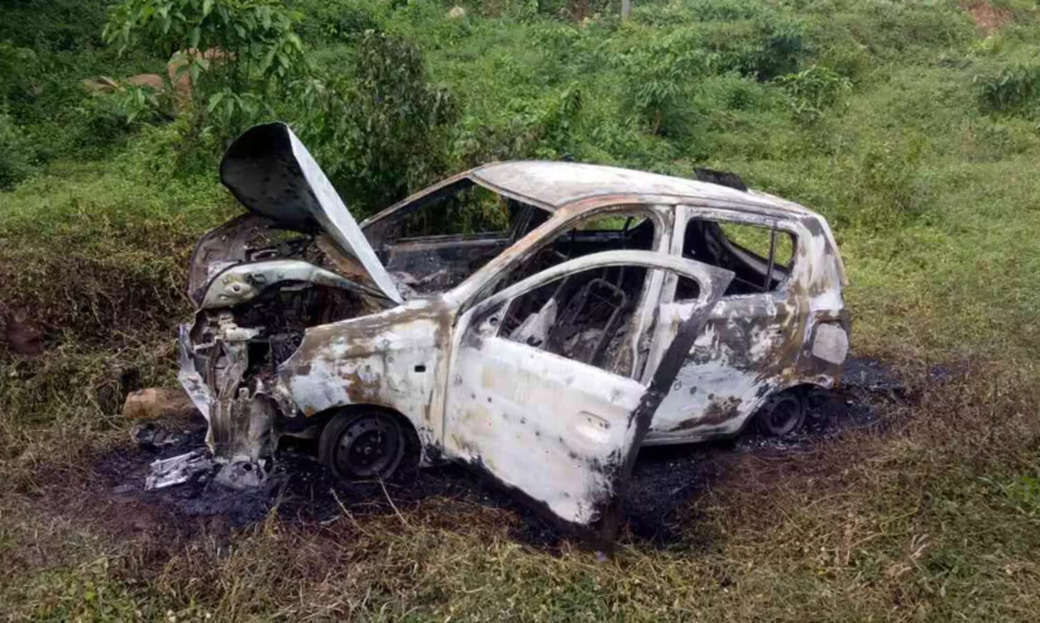 കൊല്ലത്ത് ഓടിക്കൊണ്ടിരിക്കെ നിയന്ത്രണംവിട്ട കാർ കത്തി നശിച്ചു; ഡൈവ്രർ അത്ഭുതകരമായി രക്ഷപ്പെട്ടു