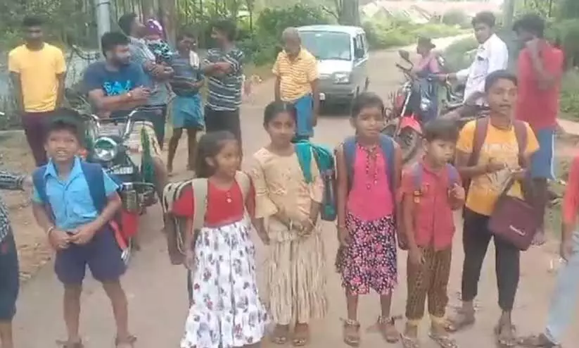 കുരുന്നുകൾക്കുമുന്നിൽ അധ്യാപകർ ഏറ്റുമുട്ടിയ സ്കൂൾ നാട്ടുകാർ പൂട്ടി കുരുന്നുകൾക്കുമുന്നിൽ അധ്യാപകർ ഏറ്റുമുട്ടിയ സ്കൂൾ നാട്ടുകാർ പൂട്ടി