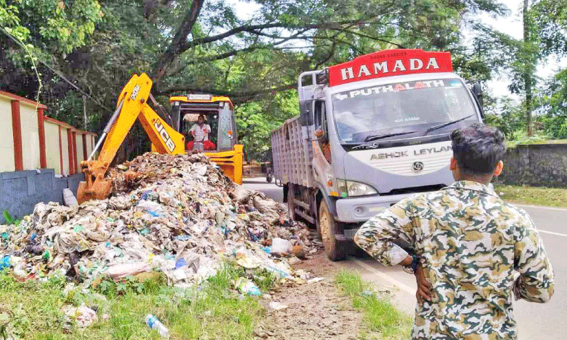 റോഡരികിൽ തള്ളിയ മാലിന്യം നീക്കംചെയ്തു