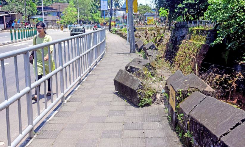 മതിലിടിച്ചിലും ഉയരക്കുറവും; കനോലി കനാൽ ഓരത്ത് അപകടാവസ്ഥ മതിലിടിച്ചിലും ഉയരക്കുറവും; കനോലി കനാൽ ഓരത്ത് അപകടാവസ്ഥ
