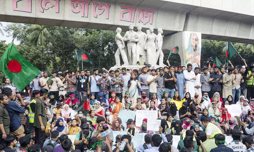ബംഗ്ലാദേശിൽ വിദ്യാർഥികളും അർധസൈനിക വിഭാഗവും ഏറ്റുമുട്ടി; 50 പേർക്ക് പരിക്കേറ്റു ബംഗ്ലാദേശിൽ വിദ്യാർഥികളും അർധസൈനിക വിഭാഗവും ഏറ്റുമുട്ടി; 50 പേർക്ക് പരിക്കേറ്റു