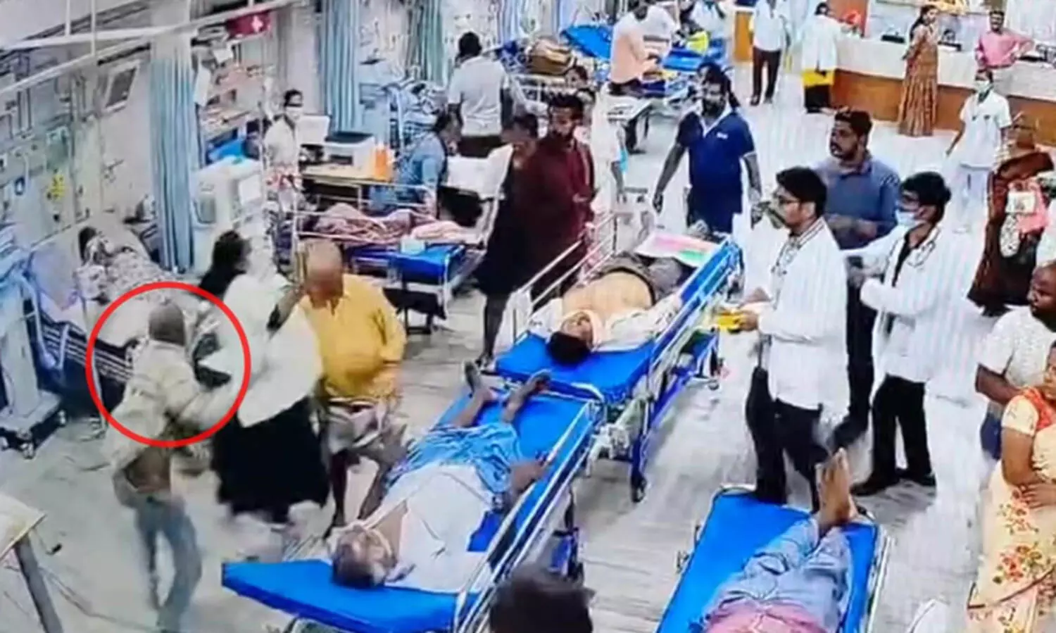 മുടിയിൽ പിടിച്ച് വീഴ്ത്തി, തല കട്ടിലിൽ ഇടിപ്പിച്ചു; വനിത ഡോക്ടർക്ക് രോഗിയുടെ ക്രൂരമർദനം -വിഡിയോ