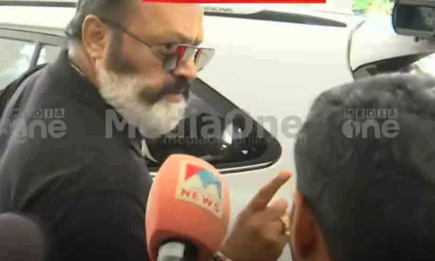 ‘എന്റെ വഴി എന്റെ അവകാശം’ -മാധ്യമപ്രവർത്തകരെ പിടിച്ചുതള്ളി സുരേഷ് ഗോപി, ചോദ്യങ്ങളോട് വീണ്ടും ക്ഷുഭിതനായി പ്രതികരണം