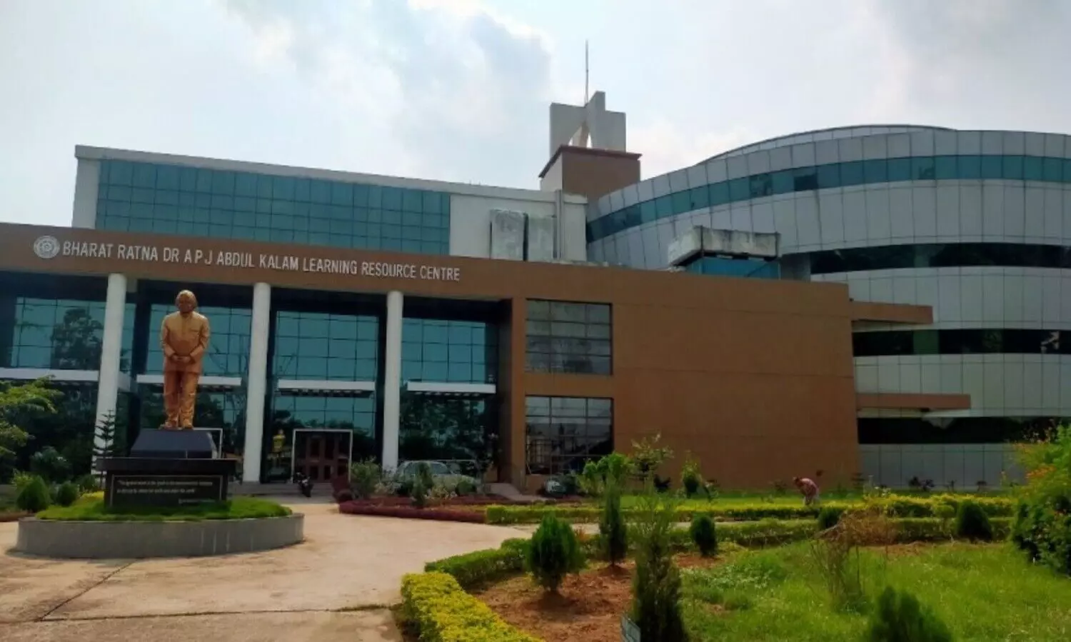 ഇന്ത്യാ വിരുദ്ധ പോസ്റ്റിന് ‘ലവ്’ ഇമോജി; എൻ.ഐ.ടിയിലെ ബംഗ്ലാദേശി വിദ്യാർഥിനിയെ തിരിച്ച‍യച്ചു