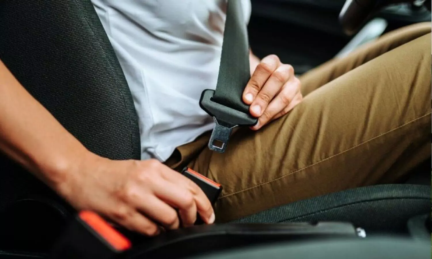 പിന്‍സീറ്റിലും സിറ്റ്‌ബെല്‍റ്റ് നിര്‍ബന്ധമാക്കാനൊരുങ്ങി കേന്ദ്രം; അടുത്ത വർഷം പ്രാബല്യത്തില്‍ വരും