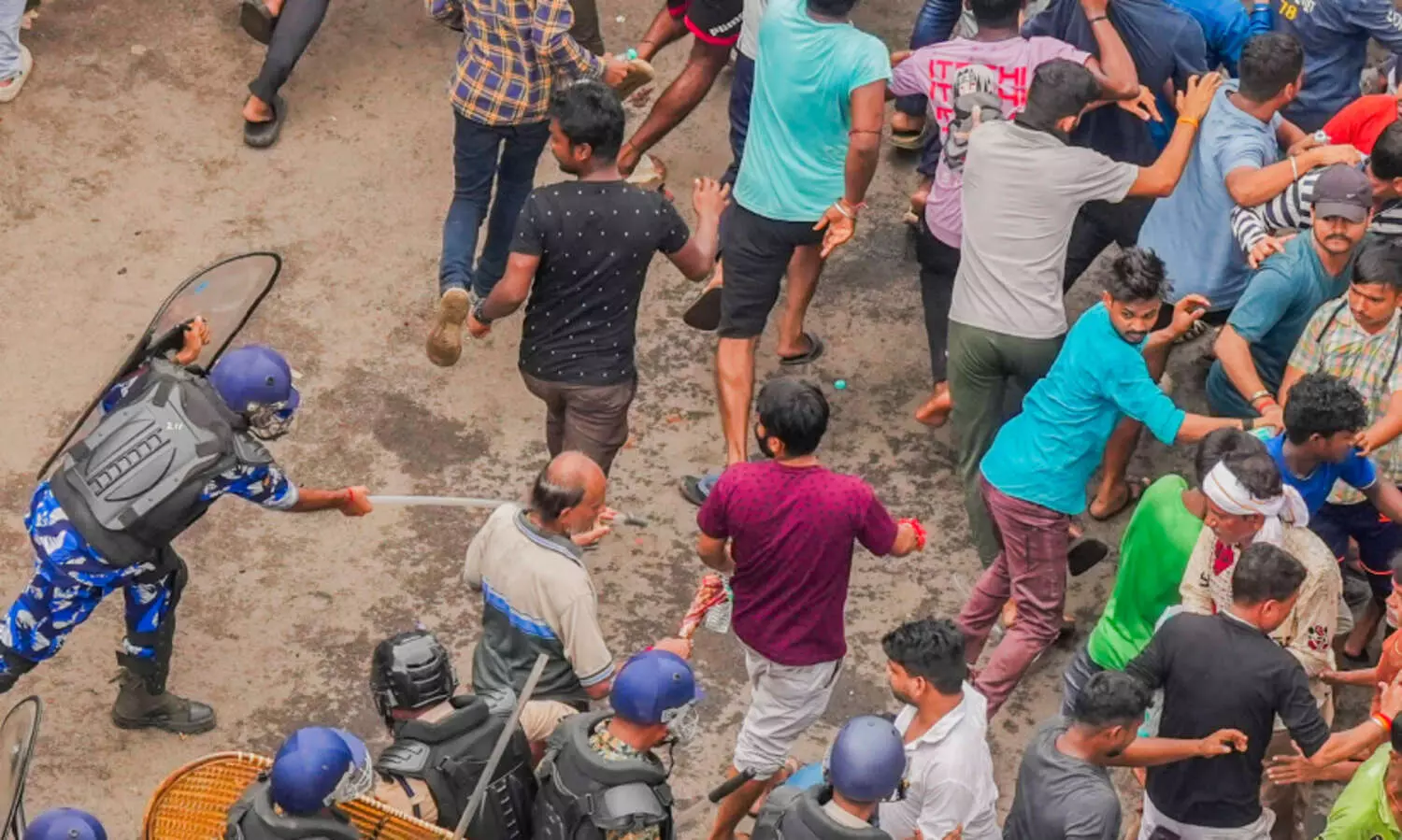 ഡോ​ക്ട​റു​ടെ ബ​ലാ​ത്സം​ഗ​ക്കൊ​ല: മമതയുടെ രാജി ആവശ്യപ്പെട്ടുള്ള സെക്രട്ടേറിയറ്റ് മാർച്ചിനിടെ ലാത്തിച്ചാർജ്; ബുധനാഴ്ച ബി.ജെ.പി ബന്ദ്