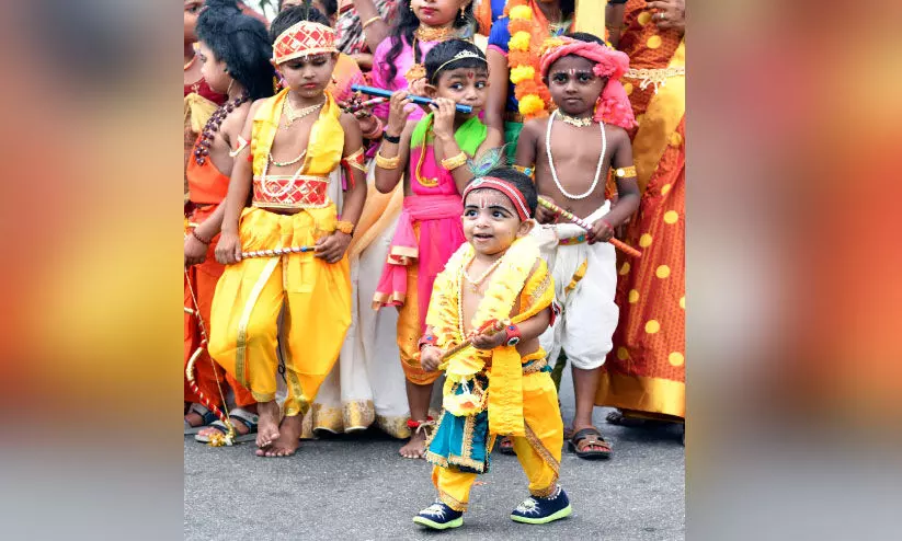 വർണങ്ങളിൽ കണ്ണന്മാർ നിറഞ്ഞു; നാടും നഗരവും അമ്പാടിയായി