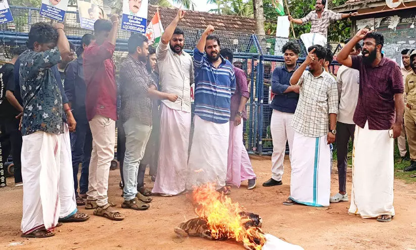 മുകേഷിന്റെ രാജി: മാർച്ച്, സംഘർഷം മുകേഷിന്റെ രാജി: മാർച്ച്, സംഘർഷം