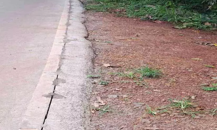 സ്ഥ​ല​മു​ണ്ടാ​യി​ട്ടും റോ​ഡ് വെ​ട്ടി​പ്പൊ​ളി​ച്ച് കു​ടി​വെ​ള്ള പൈ​പ്പി​ട​ല്‍