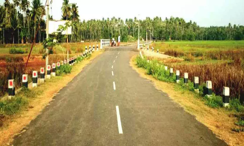 പാലം വന്നിട്ട് പതിറ്റാണ്ട്; ബസ് സർവിസ് യാഥാർഥ്യമായില്ല പാലം വന്നിട്ട് പതിറ്റാണ്ട്; ബസ് സർവിസ് യാഥാർഥ്യമായില്ല