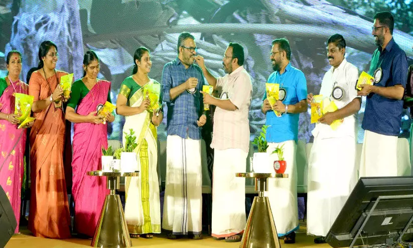 ഓണത്തിന് കുടുംബശ്രീയുടെ ‘ഫ്രഷ് ബൈറ്റ്സ്’ ചിപ്സും ശർക്കര വരട്ടിയും ഓണത്തിന് കുടുംബശ്രീയുടെ ‘ഫ്രഷ് ബൈറ്റ്സ്’ ചിപ്സും ശർക്കര വരട്ടിയും