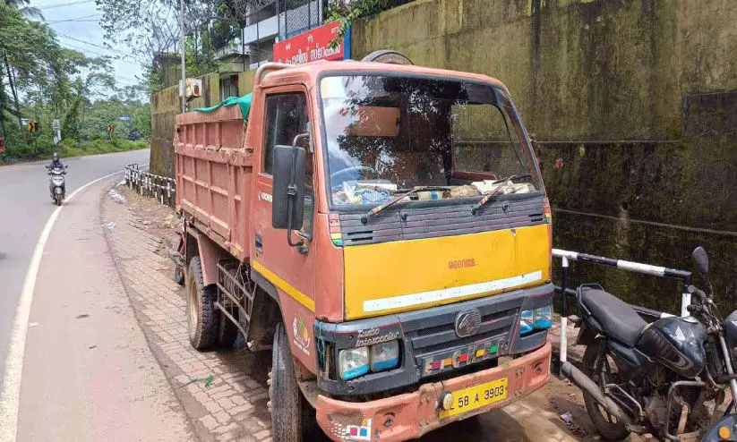 മണൽ പിടികൂടി; മണൽ ലോബി വീണ്ടും ശക്തമാകുന്നതായി സൂചന