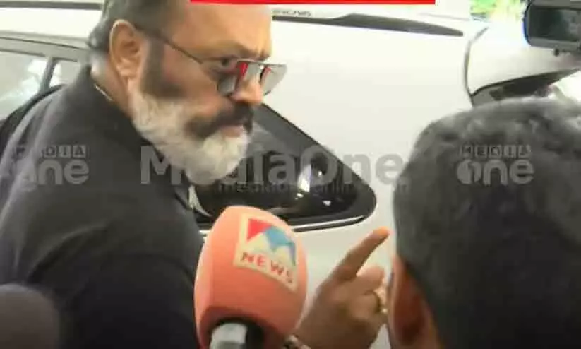 ‘എന്റെ വഴി എന്റെ അവകാശം’ -മാധ്യമപ്രവർത്തകരെ പിടിച്ചുതള്ളി സുരേഷ് ഗോപി, ചോദ്യങ്ങളോട് വീണ്ടും ക്ഷുഭിതനായി പ്രതികരണം ‘എന്റെ വഴി എന്റെ അവകാശം’ -മാധ്യമപ്രവർത്തകരെ പിടിച്ചുതള്ളി സുരേഷ് ഗോപി, ചോദ്യങ്ങളോട് വീണ്ടും ക്ഷുഭിതനായി പ്രതികരണം