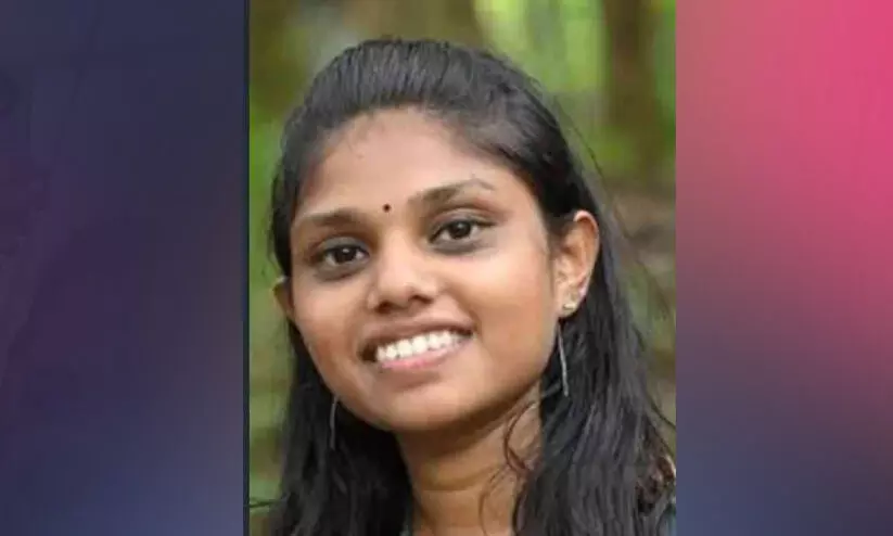 ബസിറങ്ങി റോഡ് മുറിച്ചുകടക്കവേ കാറിടിച്ച് വിദ്യാർഥിനി മരിച്ചു ബസിറങ്ങി റോഡ് മുറിച്ചുകടക്കവേ കാറിടിച്ച് വിദ്യാർഥിനി മരിച്ചു