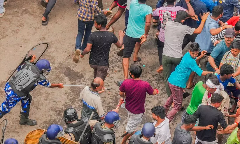 ഡോക്ടറുടെ ബലാത്സംഗക്കൊല: മമതയുടെ രാജി ആവശ്യപ്പെട്ടുള്ള സെക്രട്ടേറിയറ്റ് മാർച്ചിനിടെ ലാത്തിച്ചാർജ്; ബുധനാഴ്ച ബി.ജെ.പി ബന്ദ് ഡോക്ടറുടെ ബലാത്സംഗക്കൊല: മമതയുടെ രാജി ആവശ്യപ്പെട്ടുള്ള സെക്രട്ടേറിയറ്റ് മാർച്ചിനിടെ ലാത്തിച്ചാർജ്; ബുധനാഴ്ച ബി.ജെ.പി ബന്ദ്