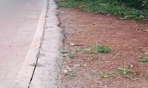 സ്ഥ​ല​മു​ണ്ടാ​യി​ട്ടും റോ​ഡ് വെ​ട്ടി​പ്പൊ​ളി​ച്ച് കു​ടി​വെ​ള്ള പൈ​പ്പി​ട​ല്‍