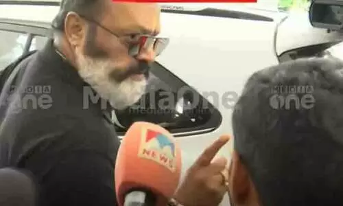 ‘എന്റെ വഴി എന്റെ അവകാശം’ -മാധ്യമപ്രവർത്തകരെ പിടിച്ചുതള്ളി സുരേഷ് ഗോപി, ചോദ്യങ്ങളോട് വീണ്ടും ക്ഷുഭിതനായി പ്രതികരണം