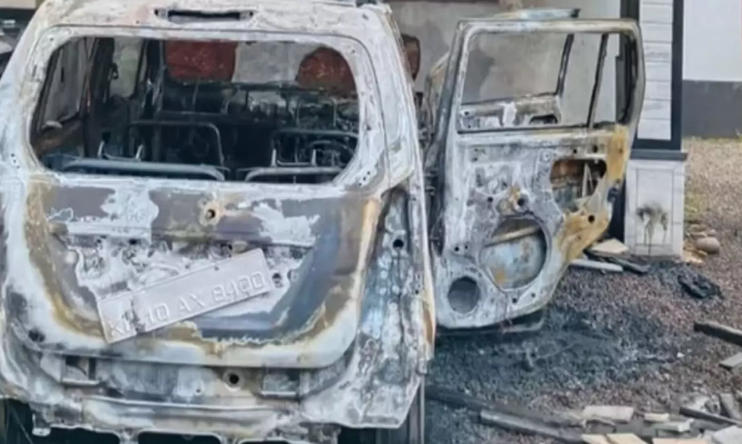 ചോദിച്ചിട്ടും പിതാവ് താക്കോൽ നൽകിയില്ല, മകൻ കാർ വീട്ടുമുറ്റത്തിട്ട് കത്തിച്ചു