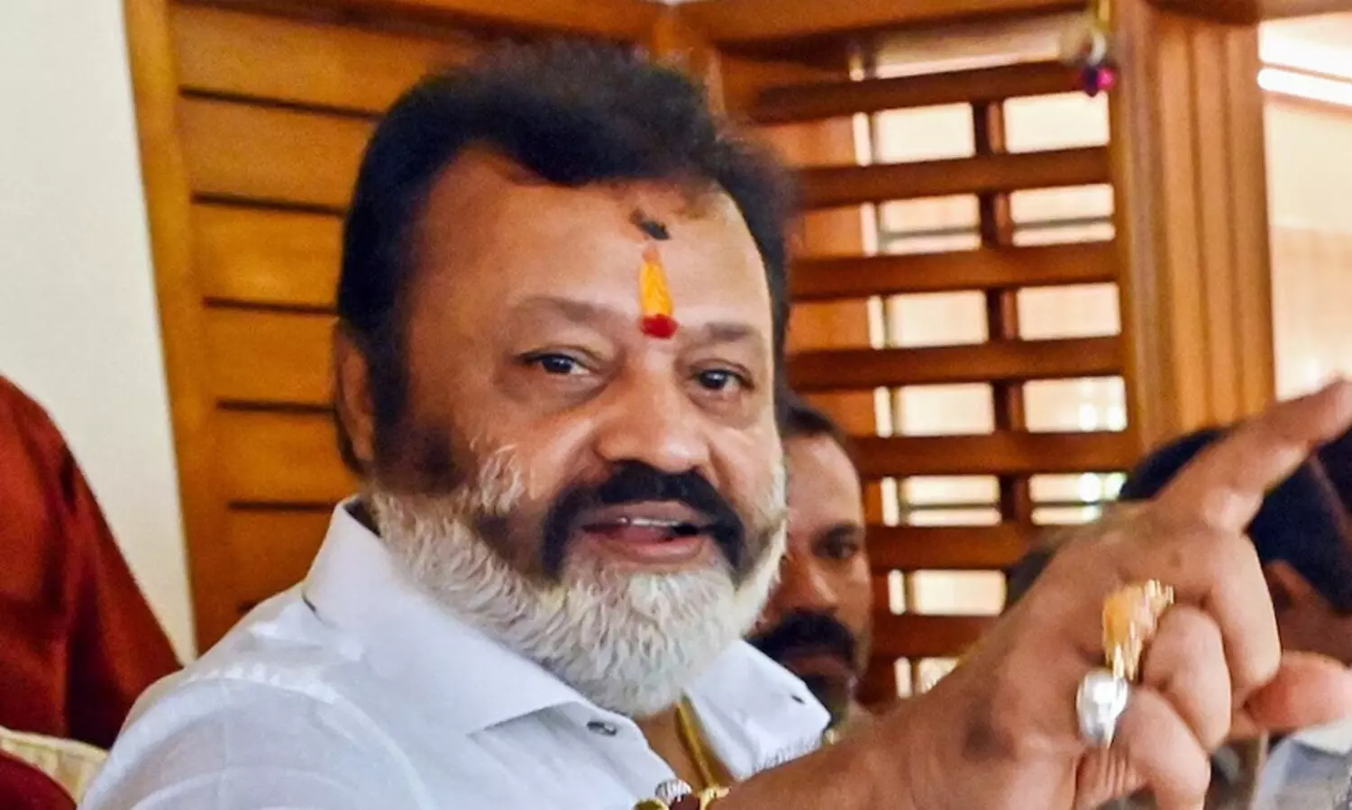 സുരേഷ് ഗോപി സിനിമ സ്റ്റൈൽ വിട്ട് ആത്മസംയമനം പാലിക്കണം; രാഷ്ട്രീയ പരിചയക്കുറവാണ് അദ്ദേഹത്തിന്റെ പ്രശ്നമെന്ന് എം.പി