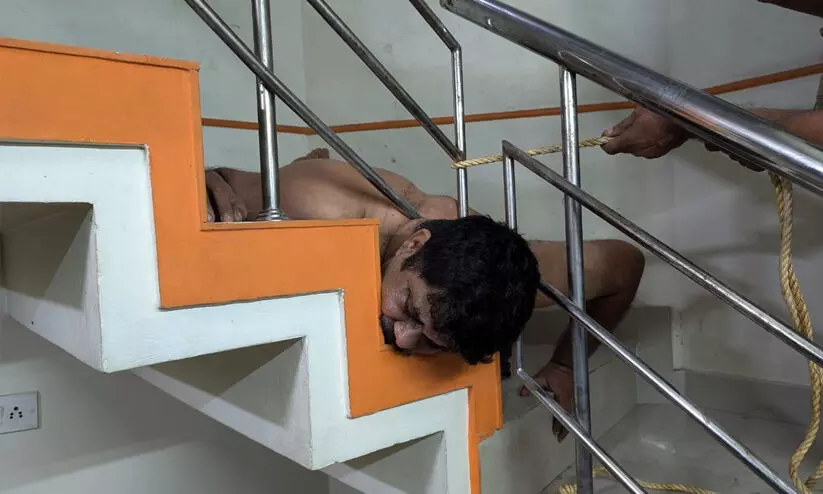 സ്റ്റെയർകേസ് കൈവരിയിൽ തല കുടുങ്ങി; അഗ്നിശമന സേന രക്ഷിച്ചു