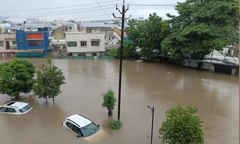 ഭക്ഷണം പോലും ലഭിക്കുന്നില്ലെന്ന് ഗുജറാത്തിലെ വെള്ളപ്പൊക്ക ദുരിതബാധിതർ ഭക്ഷണം പോലും ലഭിക്കുന്നില്ലെന്ന് ഗുജറാത്തിലെ വെള്ളപ്പൊക്ക ദുരിതബാധിതർ