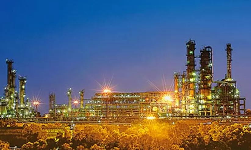 കൊച്ചി റിഫൈനറിയിലുണ്ടായ അപകടത്തിൽ യുവാവിന് ദാരുണാന്ത്യം കൊച്ചി റിഫൈനറിയിലുണ്ടായ അപകടത്തിൽ യുവാവിന് ദാരുണാന്ത്യം