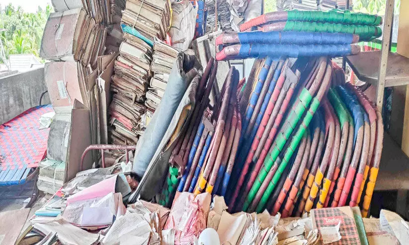 കോ​വി​ഡ് കാ​ല​ത്ത് വാ​ങ്ങി​ക്കൂ​ട്ടി; തു​രു​മ്പെ​ടു​ത്ത് ക​ട്ടി​ലു​ക​ൾ