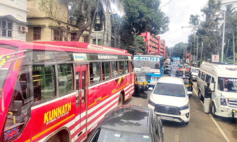 കു​രു​ക്ക​ഴി​യാ​തെ ക്ഷേ​ത്രന​ഗ​രി