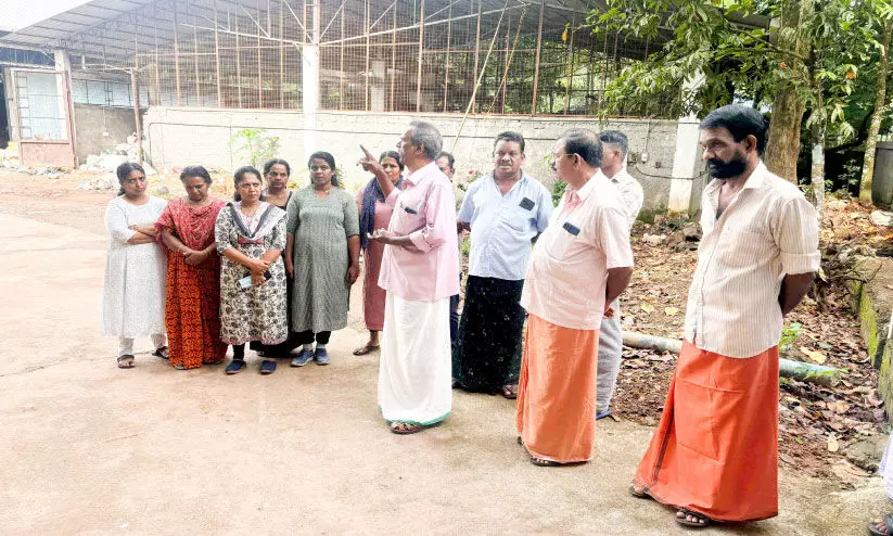 മാലിന്യകേന്ദ്രം ദുരിതമായി; പ്രതിഷേധവുമായി നാട്ടുകാർ