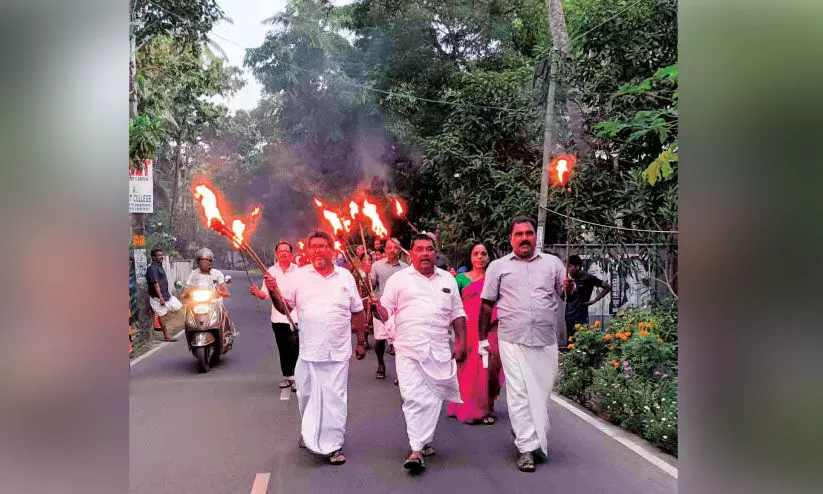 കരിമണൽ ഖനനം; പന്തം കൊളുത്തി പ്രകടനം നടത്തി