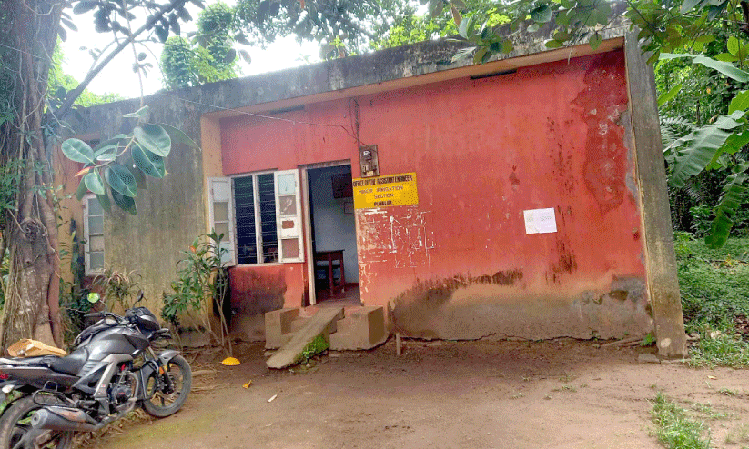 ഓഫിസ് കെട്ടിടം അപകട നിലയിൽ; ജീവനക്കാർ ഭീതിയിൽ ഓഫിസ് കെട്ടിടം അപകട നിലയിൽ; ജീവനക്കാർ ഭീതിയിൽ