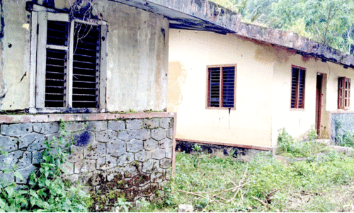 പാക്കത്തെ ആരോഗ്യ വകുപ്പ് കെട്ടിടങ്ങൾ വെറുതെയായി പാക്കത്തെ ആരോഗ്യ വകുപ്പ് കെട്ടിടങ്ങൾ വെറുതെയായി