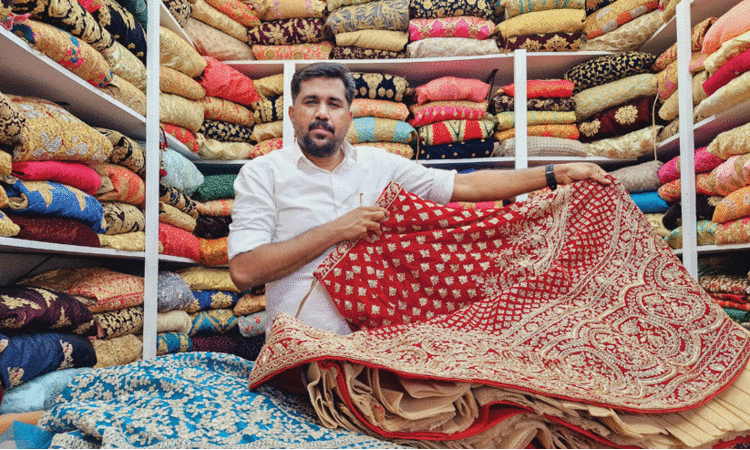 നാസർ തൂത ഡ്രസ് ബാങ്കിൽനിന്ന് സൗജന്യമായി നൽകിയ വിവാഹവസ്ത്രമണിഞ്ഞ് മണവാട്ടിമാരായത് നൂറുകണക്കിന് യുവതികൾ
