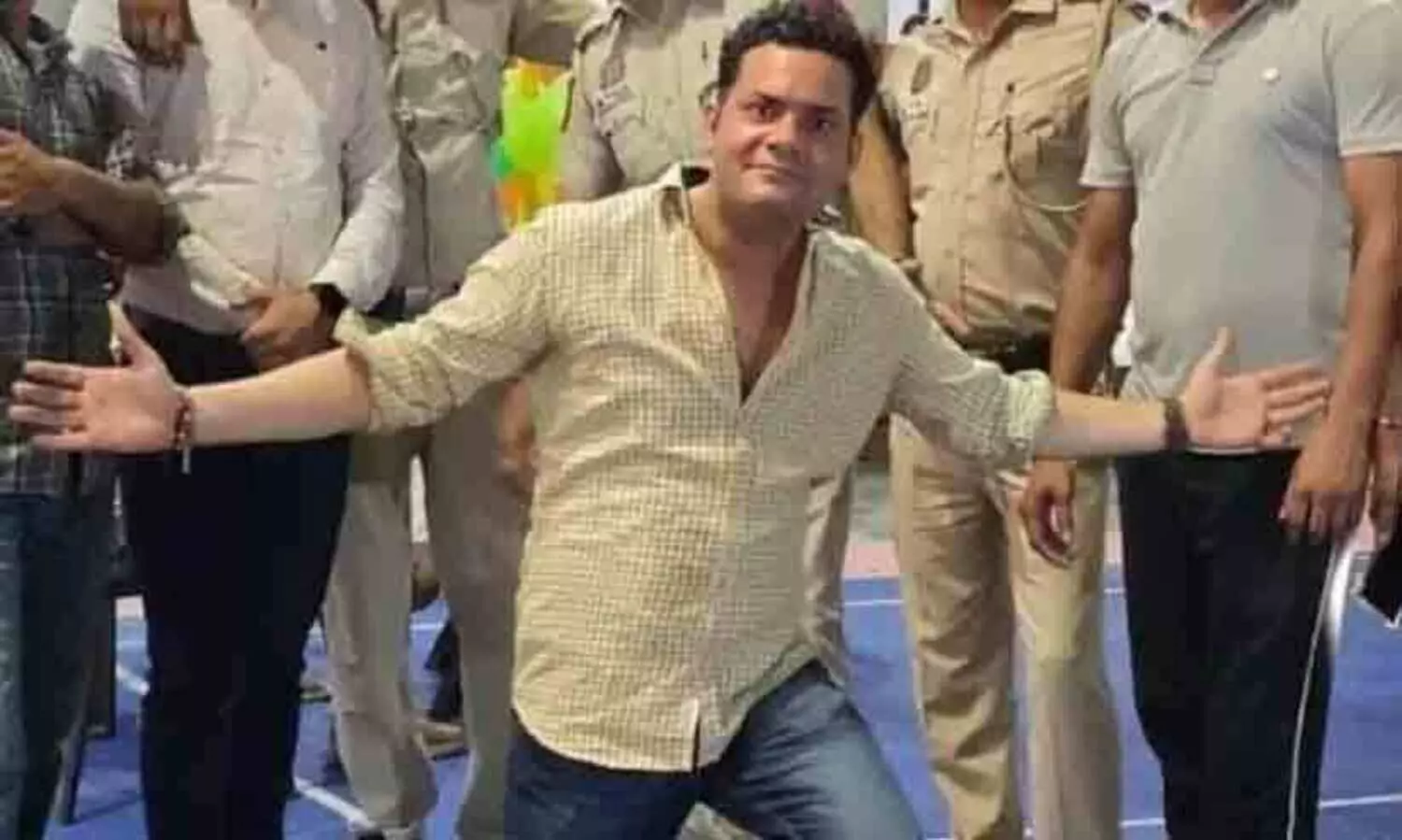 ഫെയർവെൽ പാർട്ടി ദുരന്തമായി; ഡാൻസ് ചെയ്യുന്നതിനിടെ  പൊലീസുകാരന് ദാരുണാന്ത്യം